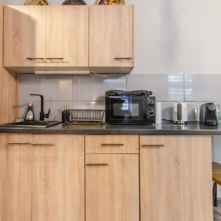 Strzelecka By Bookinghost