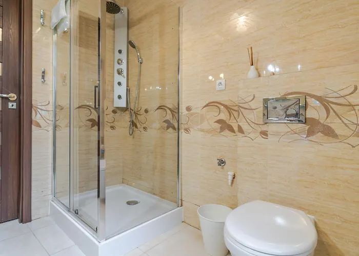 Strzelecka By Bookinghost *